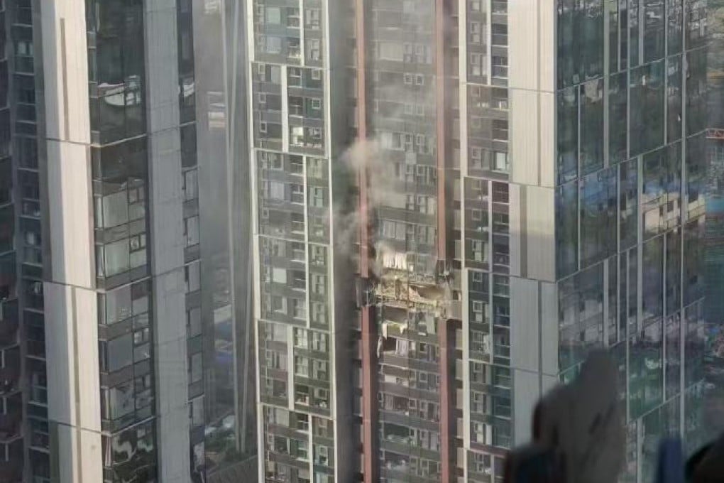 The fire started on the 28th floor after a gas blast. Photo: Weibo / @ 深圳新聞廣播