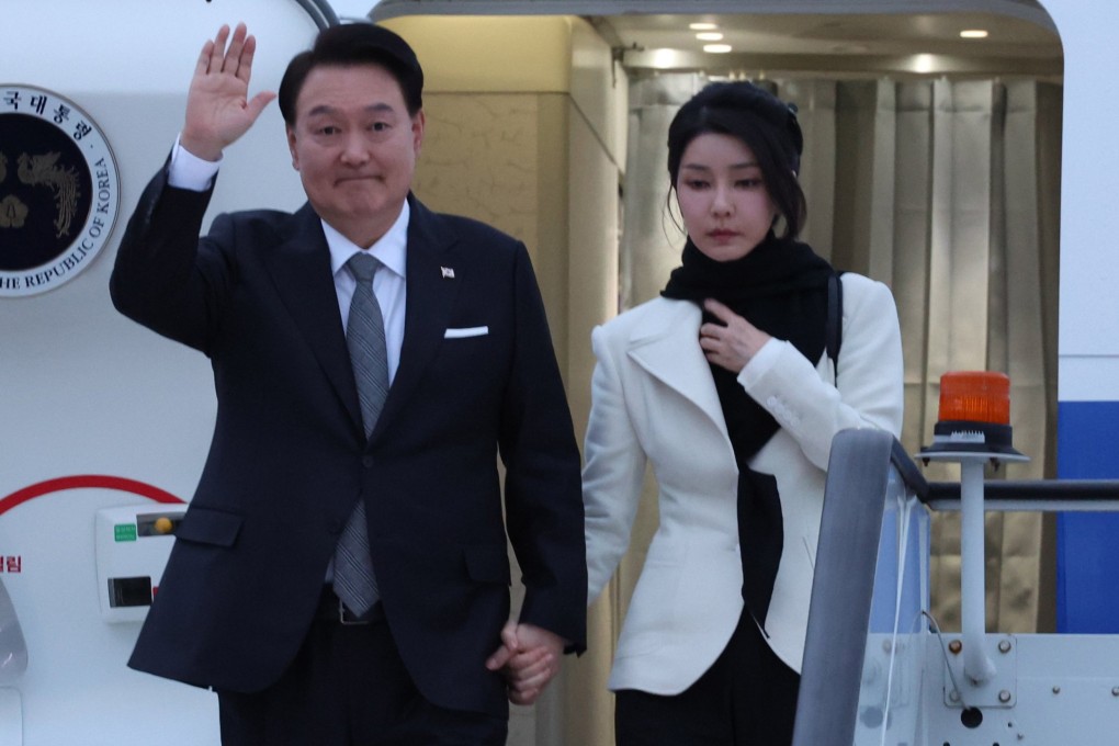 South Korean President Yoon Suk Yeol (left), alongside his wife, Kim Keon-hee, arrives at London Stansted Airport, in November 2023, for a four-day state visit to Britain. Photo: EPA-EFE