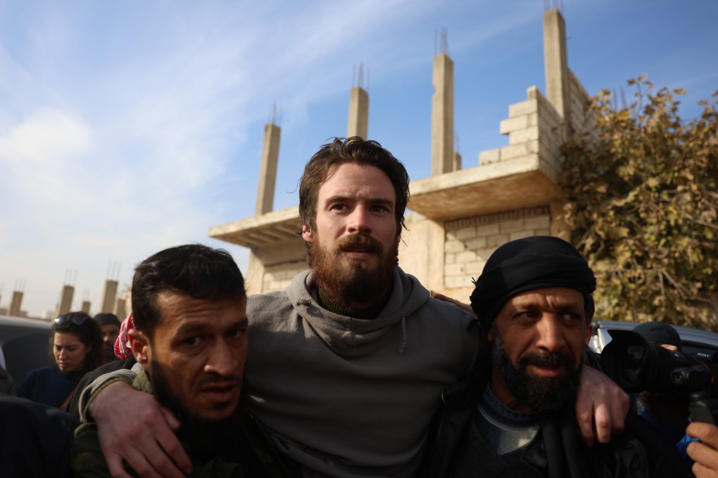 Syrian opposition forces help US citizen Travis Timmerman, who was found by residents in the town of Dhiyabiya, south of the Syrian capital of Damascus on Thursday. Photo: EPA-EFE