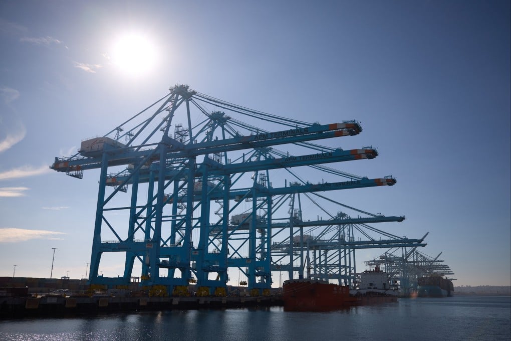 Cranes unload a container ship at the Port of Los Angeles in the United States on December 3. Photo: EPA-EFE