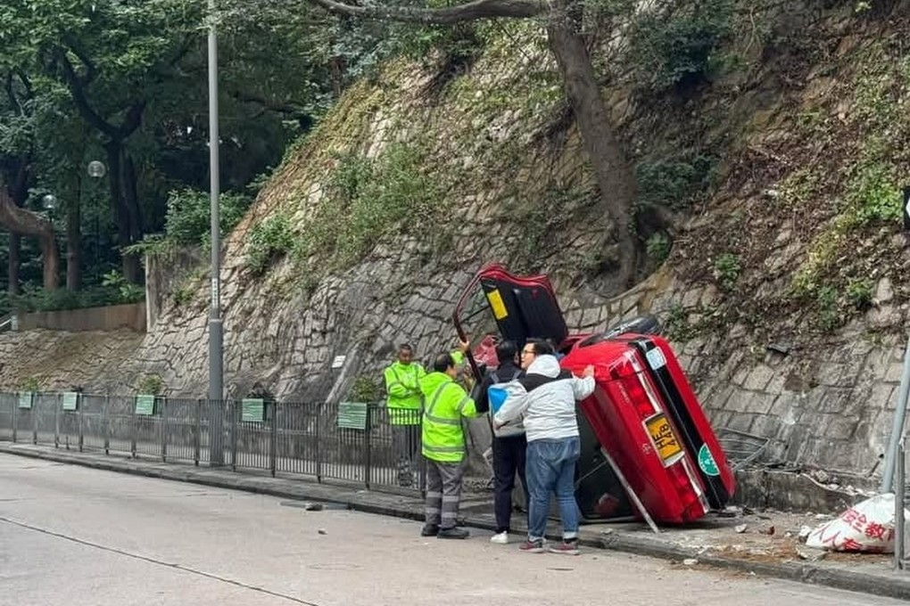 A taxi driver has been injured after his car veered into a pavement. Photo: Facebook/Oo Viv