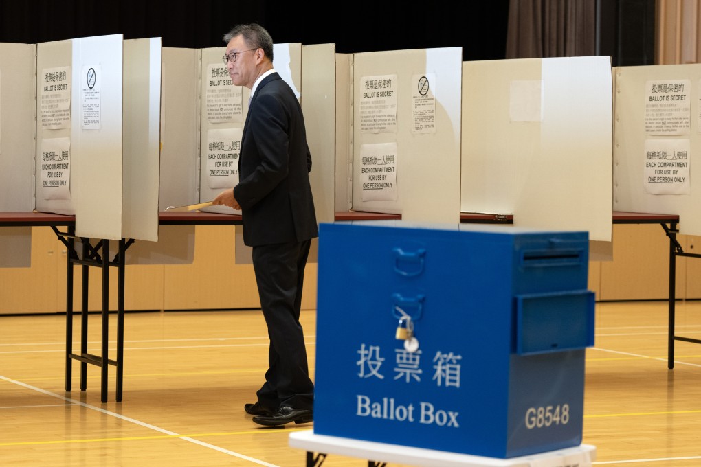 Electoral Affairs Commission chairman Mr Justice David Lok Kai-hong visits a mock polling station for the district council election in 2023. Photo: Robert Ng
