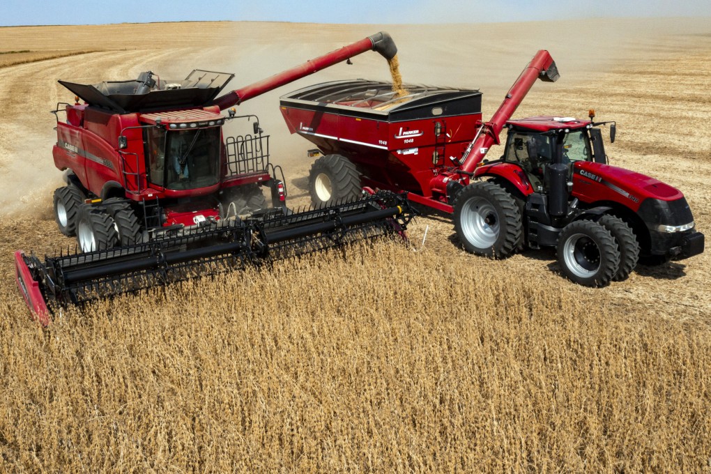 A farmer operates a combine during soybean harvesting on the Voss farm near Palo, Iowa, on October 2. Photo: AP