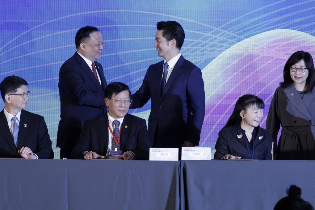 Shanghai vice-mayor Hua Yuan (back left) and Taipei mayor Wayne Chiang Wan-an (back right) shake hands after signing a memorandum of understanding at the forum in Taipei on Tuesday. Photo: EPA-EFE
