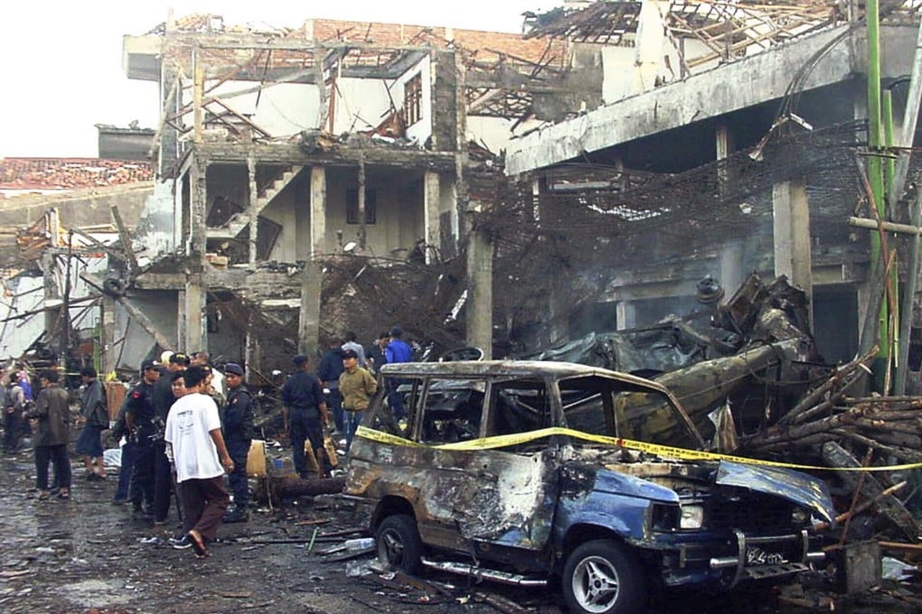 Indonesian police officers inspect the ruins of a nightclub destroyed by an explosion in 2002 in Denpasar, Bali. Photo: AP