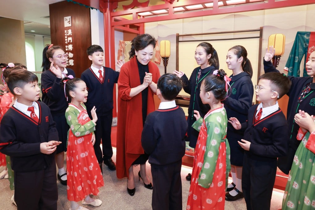 Peng Liyuan talks to students at the Macau Museum. Photo: Xinhua