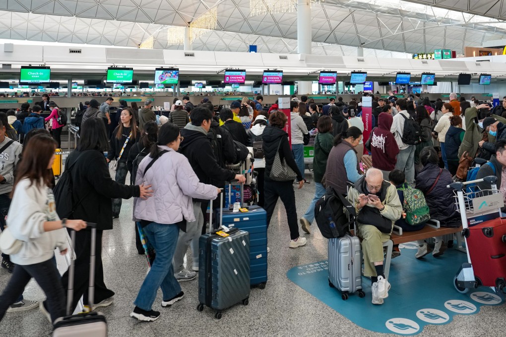 Travellers queue to check in at the departure hall of Hong Kong International Airport on Sunday morning. Photo: Elson Li