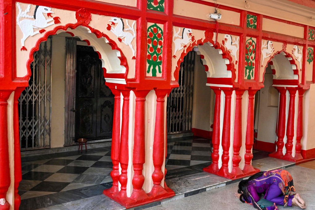 A Hindu devotee prays at Dhakeshwari Temple in Dhaka. For generations, the small Hindu temple outside the capital in Muslim-majority Bangladesh was a quiet place to pray -- before arsonists ripped open its roof this month in the latest post-revolutionary unrest. PhotoL: AFP