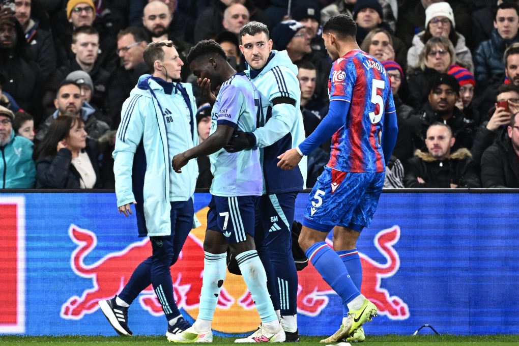 Arsenal’s Bukayo Saka (let) walks off the Selhurst Park pitch after suffering a hamstring injury in his side’s game against Crystal Palace. Photo: Reuters