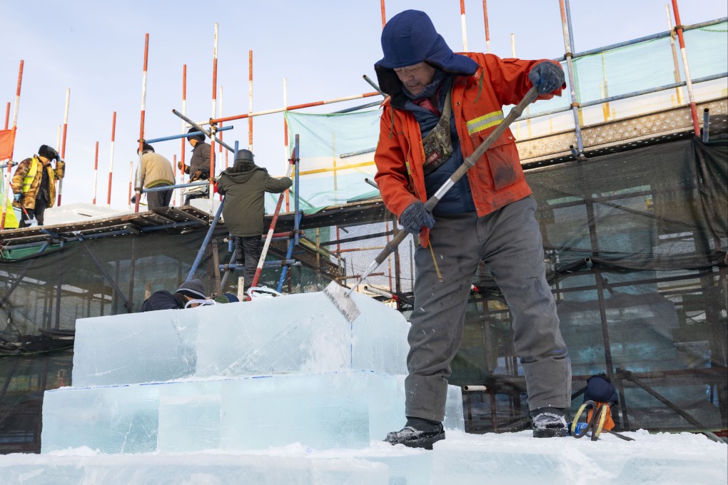 A worker shapes blocks of ice at the Harbin Ice-Snow World construction site in Harbin, Heilongjiang province, on December 9. Photo: Xinhua