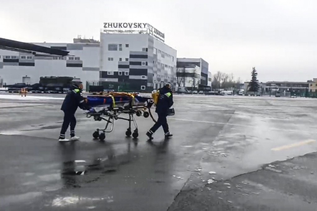 Rescuers transport a wounded passenger from a medical plane at Zhukovsky airport outside Moscow, after the Azerbaijani Airline crashed. Photo: via AP