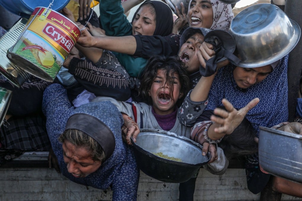 Displaced Palestinians clamour to receive meals from the Rafah Charitable Kitchen (Tekia) in Khan Younis, Gaza. The United Nations and international organisations have warned of famine in Gaza. Photo: dpa