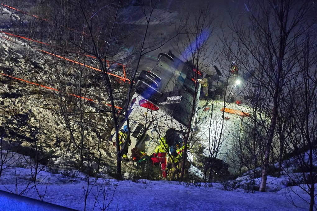 Three people died and four are seriously injured after a bus went off the road and ended up partially submerged in a Norwegian lake near the Raftsundet strait on Thursday. Photo: NTB / AFP