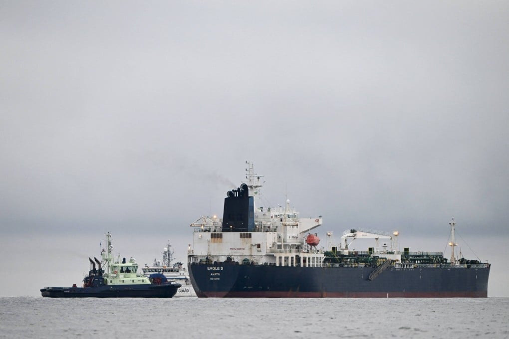 Oil tanker Eagle S (right), next to Finnish border guard ship Uisko (rear centre) and tugboat Ukko (left). Photo: AFP
