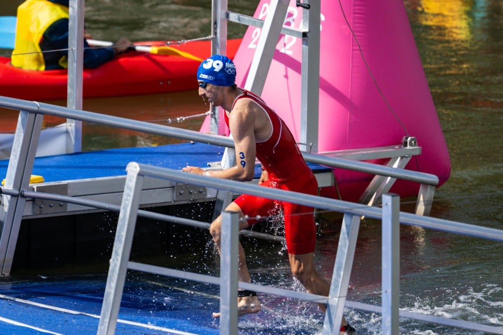 Jason Ng emerges from the River Seine after his wetsuit strife at the Paris Olympics. Photo: SF&OC