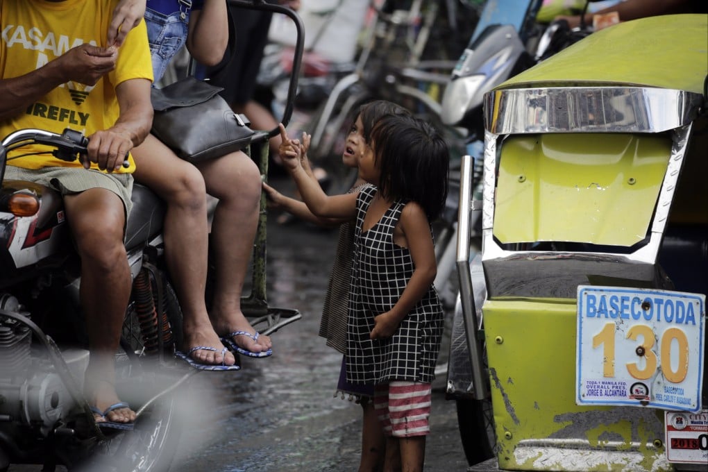 Filipino children beg for money at a street in Manila. The new Philippine budget excludes funding for social and health protection of the country’s poorest. Photo: EPA-EFE