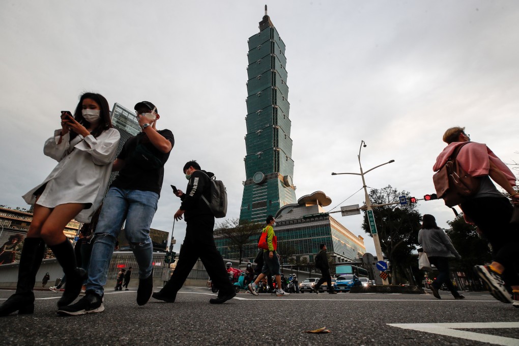 People crossed the street in Taipei. Photo: EPA-EFE