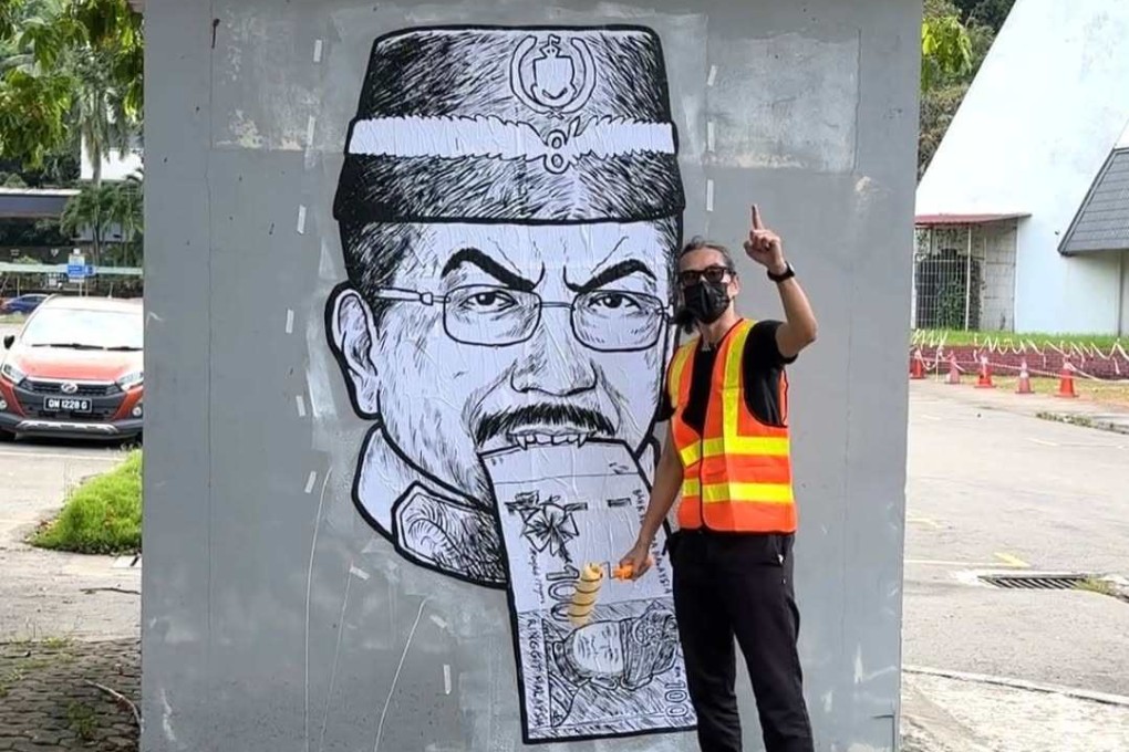 Malaysian satirist Fahmi Reza poses with a caricature on Musa Aman. Photo: Instagram/kuasasiswa