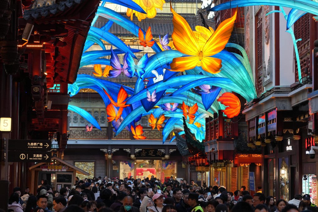 People visit the Yuyuan Garden Lantern Festival at Yuyuan Garden Mall in Shanghai on January 1, 2025. Photo: Xinhua