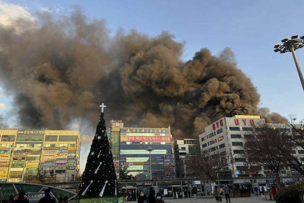 Smoke rises at the scene of a fire at a building in Seongnam, South Korea, on Friday. Photo: via AP