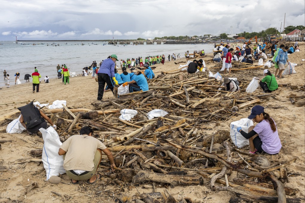 Locals and tourists participate in a beach cleanup event at Kedonganan Beach in Bali, Indonesia, on Saturday. Photo: EPA-EFE