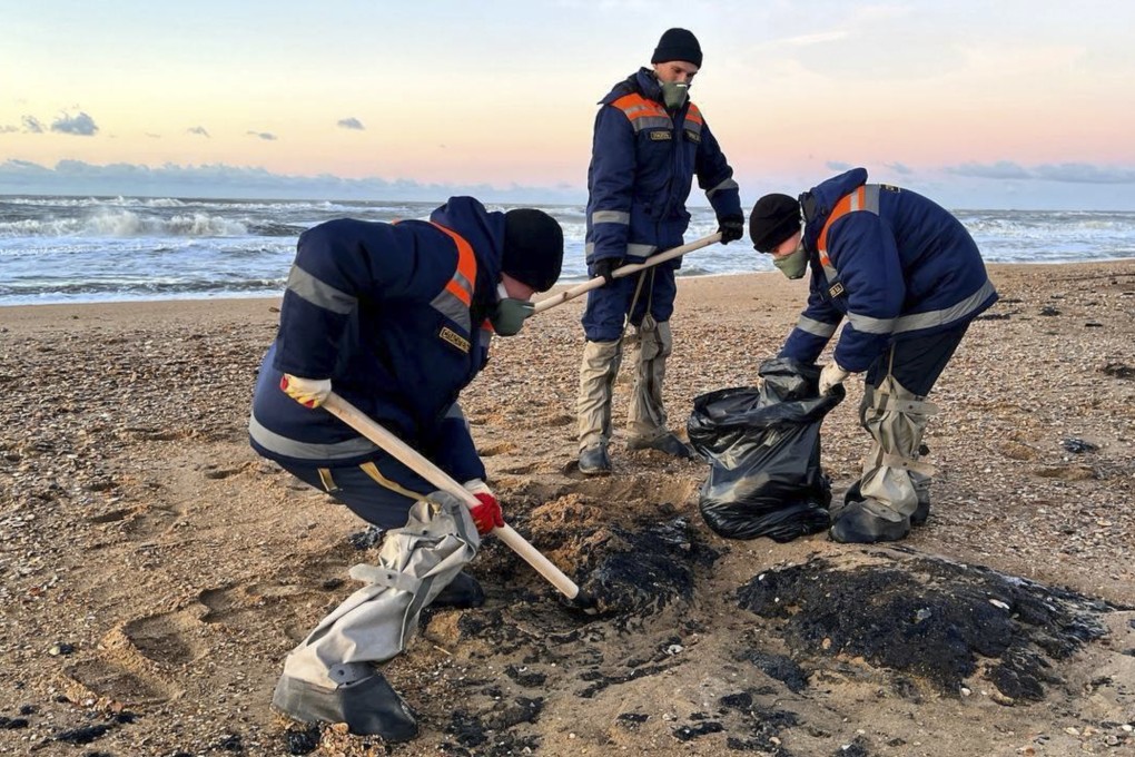 Employees of the Russian Ministry of Emergency Situations collecting oil-soaked beach sand during an oil spill clean-up operation in the Kerch Strait, Russia, on December 18, 2024. Photo: EPA-EFE