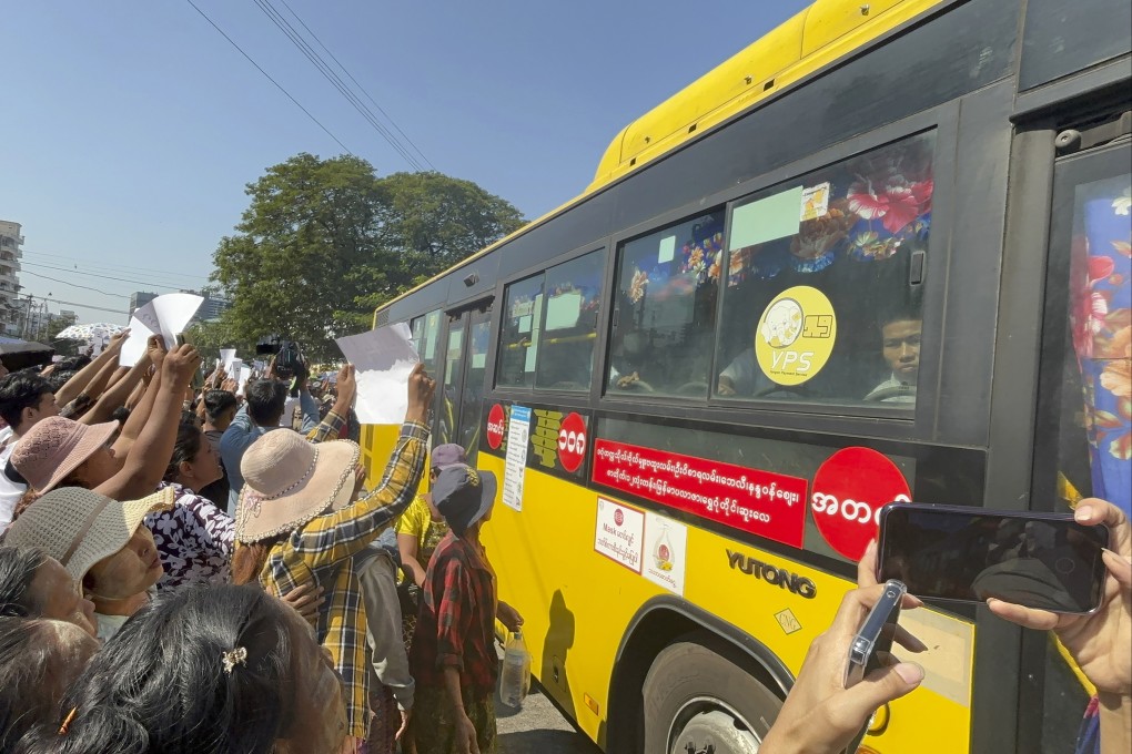 Released prisoners, in a bus, are welcomed by family members and colleagues after they left Insein Prison, on Saturday, in Yangon, Myanmar. Photo: AP