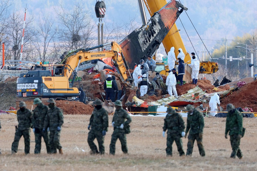 Teams salvage the second engine of the Jeju Air Boeing 737-800 aircraft. Photo: AFP