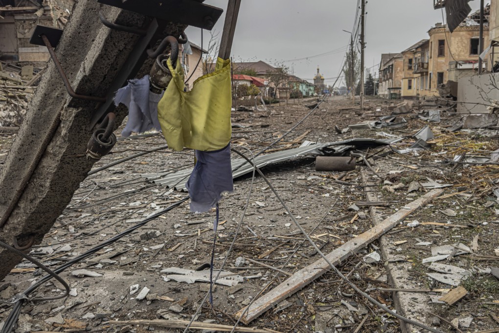 A central street covered in debris from destroyed residential buildings after Russian bombing in Kurakhove, Donetsk region, Ukraine, on November 7, 2024. Photo: AP
