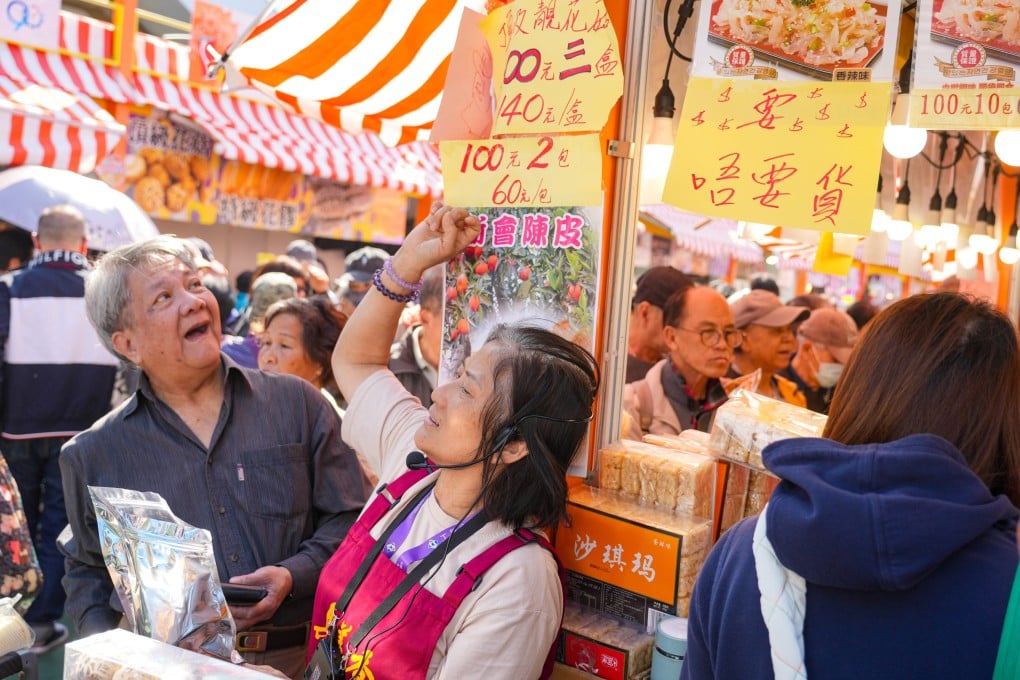Vendors put up last-minute bargains on the last day of the Hong Kong Brands and Products Expo in Victoria Park. Photo: Sam Tsang