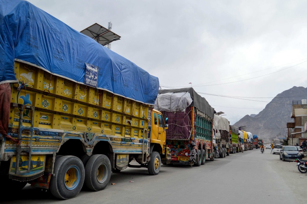 Trucks lie stranded along the Karakoram Highway, blocked by residents during a sit-in protest against power outages at Hunza Valley, in Pakistan’s mountainous Gilgit-Baltistan region, on January 6, 2025. Photo: AFP