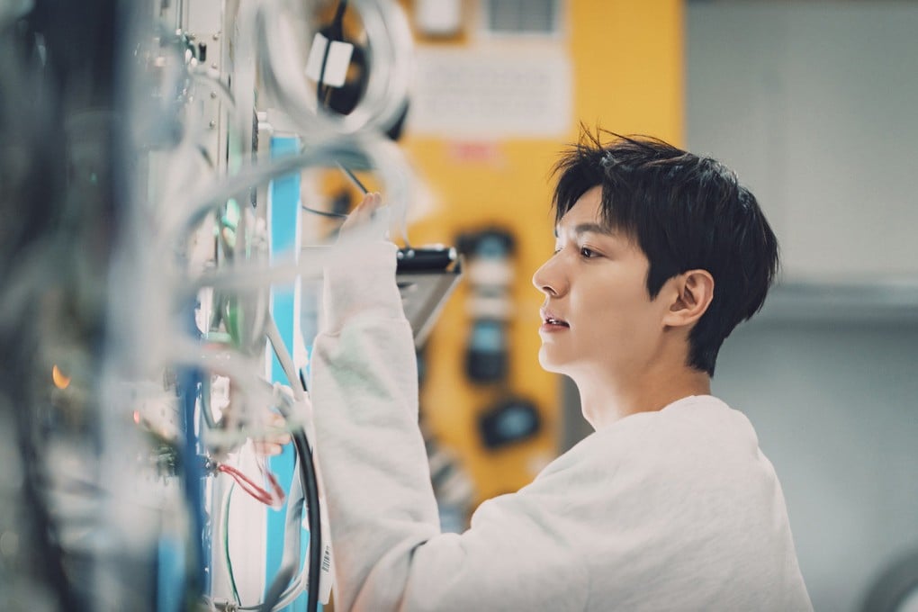 Lee Min-ho as gynaecologist in space Gong Ryong in a still from Netflix Korean drama series When the Stars Gossip.