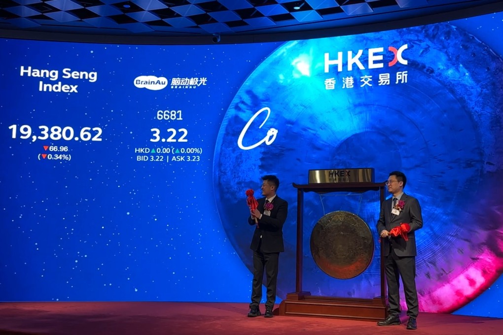 BrainAurora chairman Tan Zheng (left) and CEO Wang Xiaoyi with the ceremonial gong at the stock exchange on Tuesday. Photo: Aileen Chuang