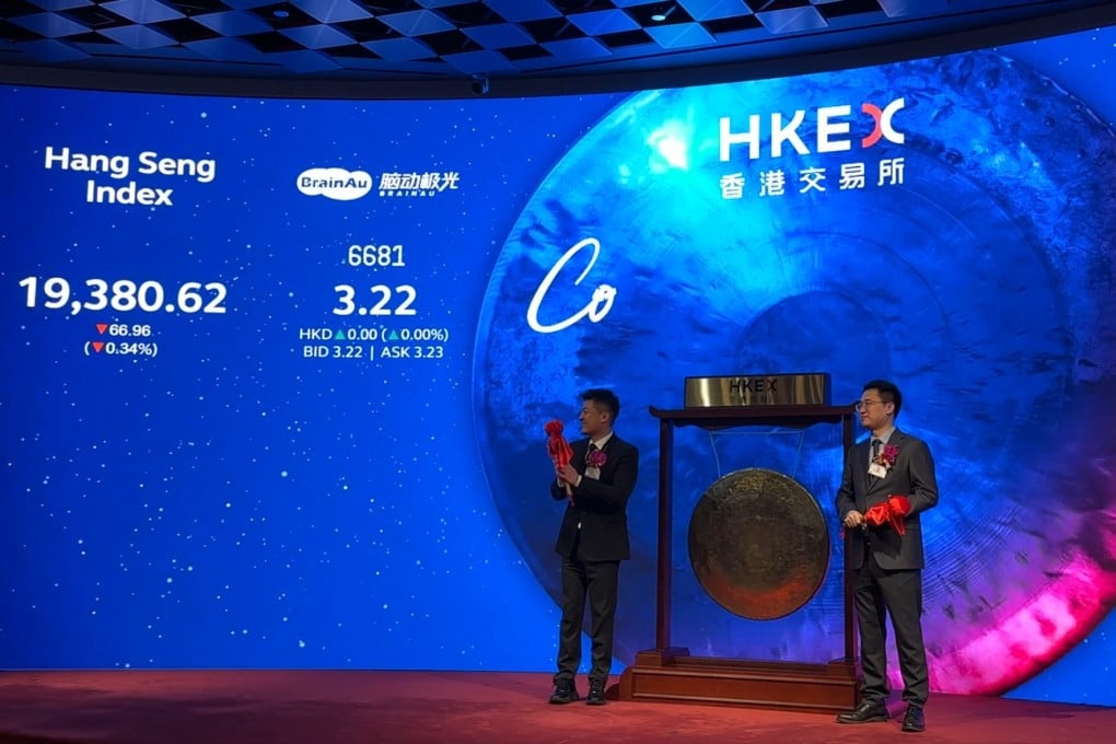 BrainAurora chairman Tan Zheng (left) and CEO Wang Xiaoyi with the ceremonial gong at the stock exchange on Tuesday. Photo: Aileen Chuang