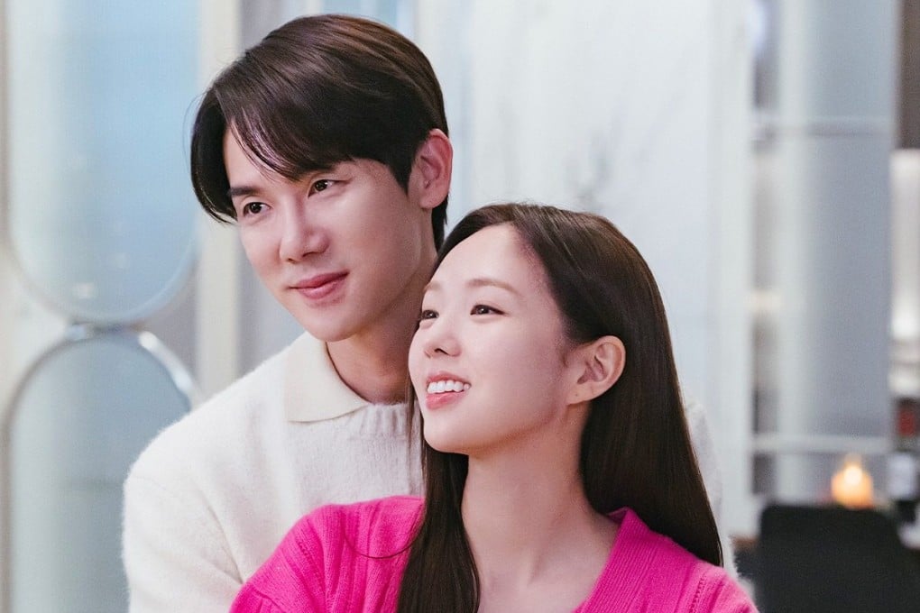 Yoo Yeon-seok (left) as politician Baek Sa-eon and Chae Soo-bin as interpreter Hong Hee-joo in a still from Netflix K-drama When the Phone Rings.