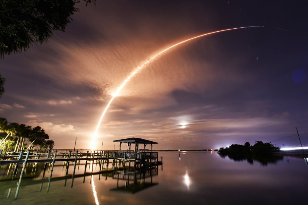 A SpaceX rocket takes Starlink satellites into orbit. Photo: AP