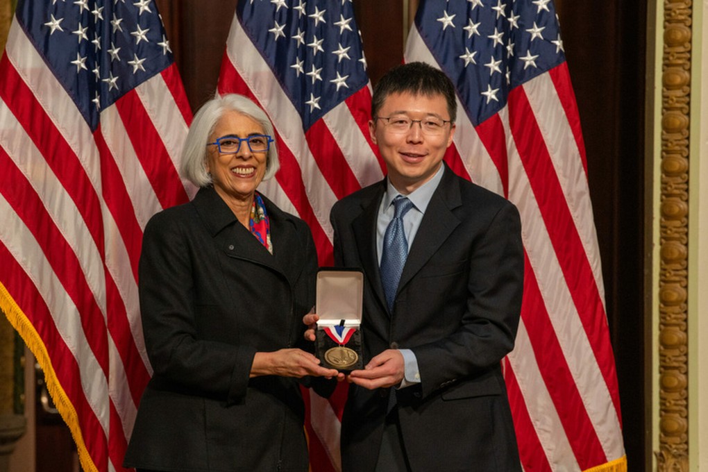 White House director of science and technology policy Arati Prabhakar (left) presents China-born MIT professor Zhang Feng with the National Medal of Technology and Innovation. Photo: Ryan K. Morris