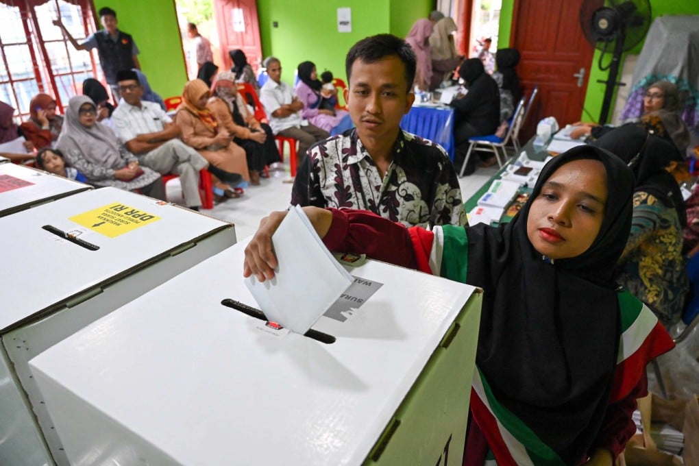 A woman casts her ballot for Indonesia’s presidential and legislative elections at a polling station in Banda Aceh on February 14, 2024. Photo: AFP