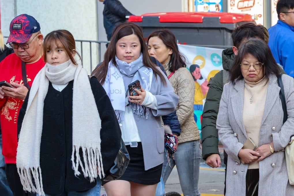 Pedestrians dressed up for the cold in Lok Fu. Photo: Jelly Tse