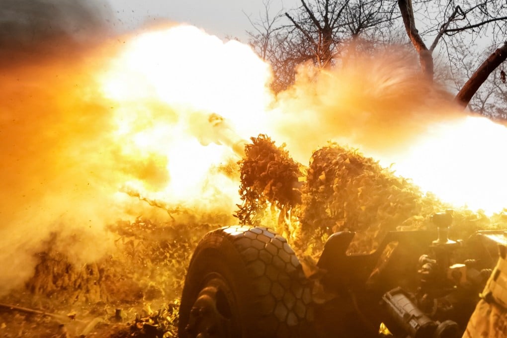 A serviceman of the National Guard of Ukraine fires a D-30 howitzer towards Russian troops at a position in a front line position in Kharkiv region, Ukraine on January 10, 2025. Photo: Reuters
