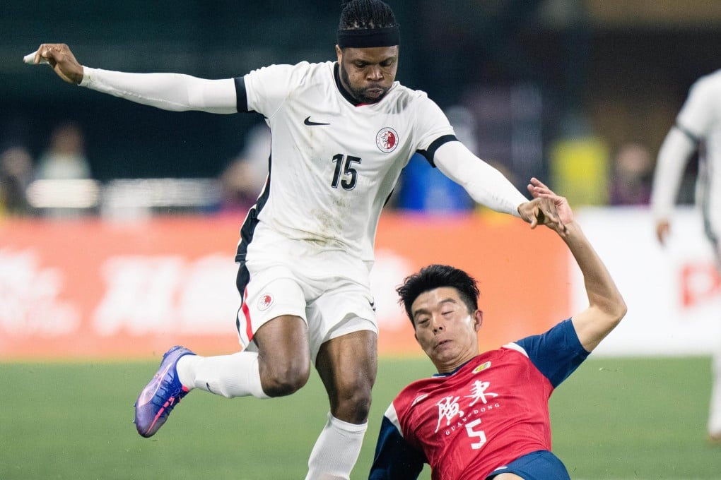 Mahama Awal of Hong Kong dodges a challenge from Hu Ruibao. Photo: FAHKC