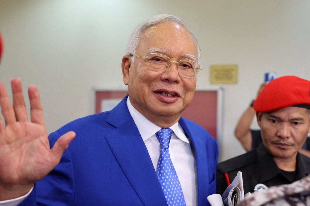 Former Malaysian Prime Minister Najib Razak is escorted by prison officers after court proceedings in Kuala Lumpur, Malaysia on January 19, 2024. Photo: Reuters