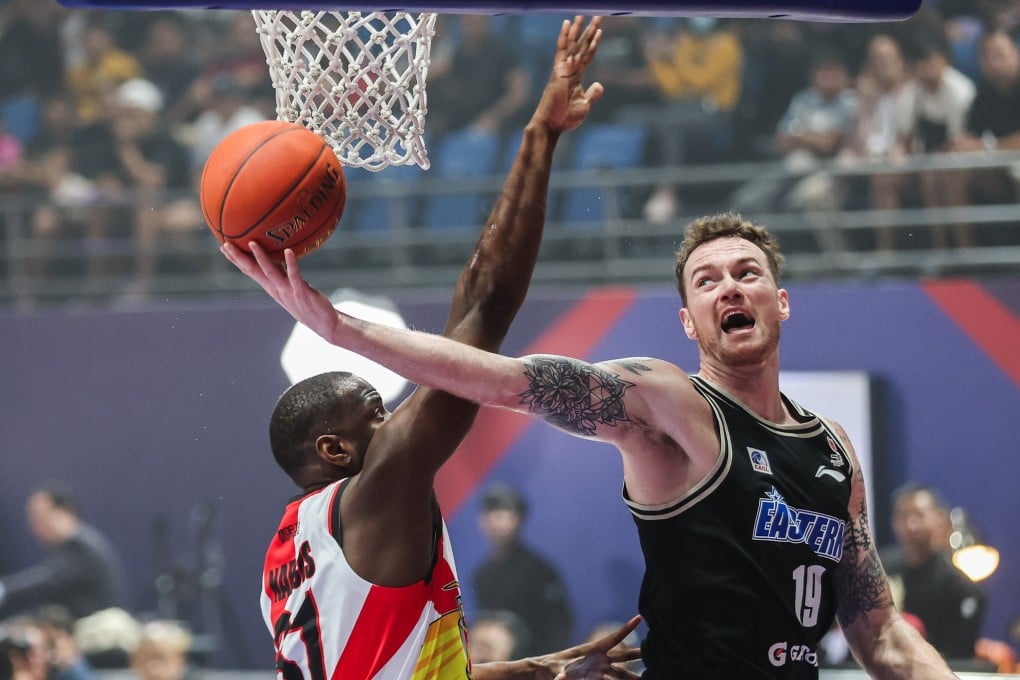 Eastern’s Christopher McLaughlin (right) vies with Jabari Narcis of San Miguel Beermen as the two sides met for their EASL clash in the Philippines. Photo: Xinhua