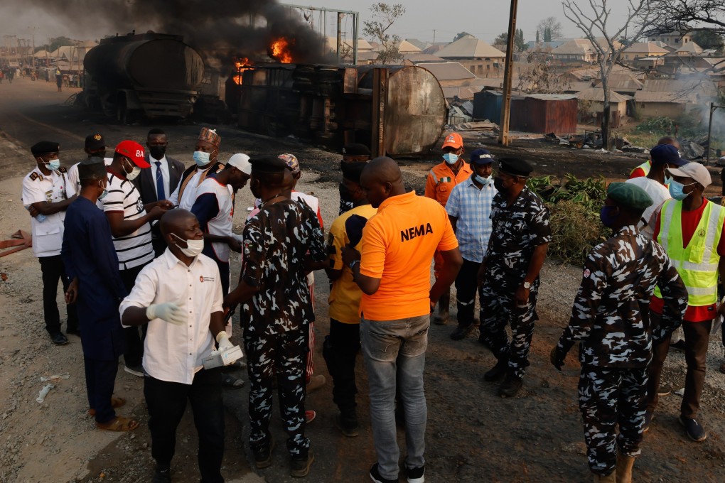 Officials and members of the National Emergency Agency survey the wreckage of a fuel tanker in Nigeria on January 18, 2025. Photo: EPA-EFE
