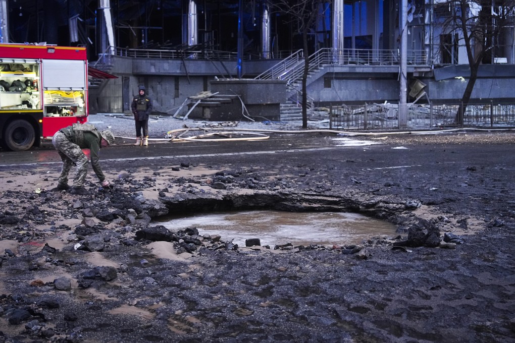A Ukrainian serviceman collects evidence following a Russian missile attack in Kyiv, Ukraine, on January 18, 2025. Photo: AP