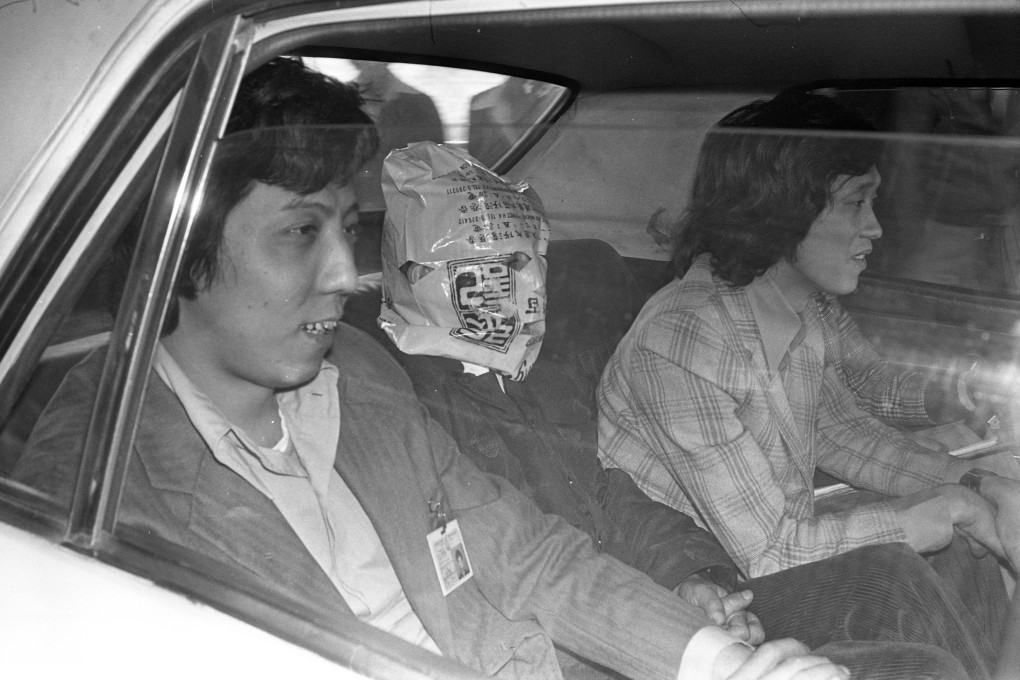 Policemen drive to Hing Wah Estate with a murder suspect as part of their investigation into the murder of Tsang Yuen-wan. Photo: SCMP/Yau Tin-kwai