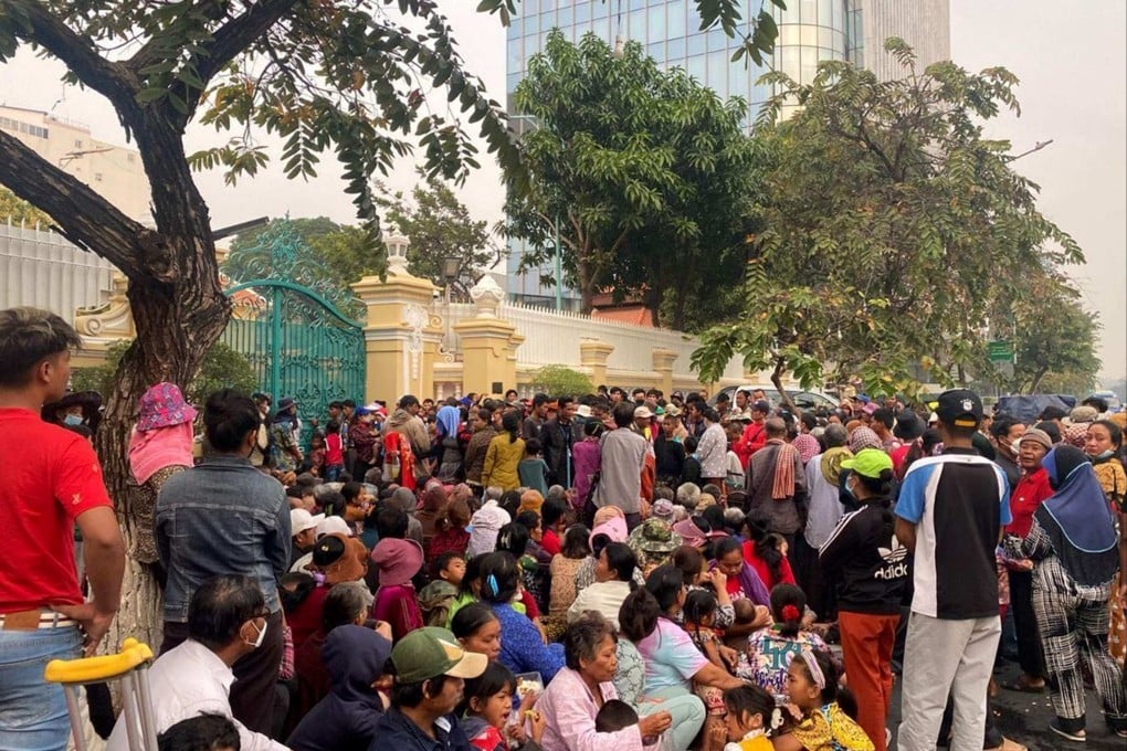 A crowd gathers at the mansion of Cambodian tycoon Sok Kong to receive red envelopes filled with money ahead of the Lunar New Year, in Phnom Penh. Photo: AFP/Fresh News