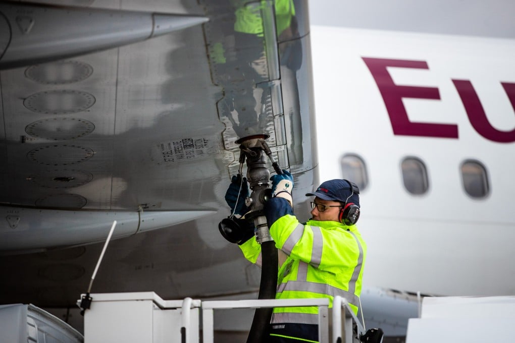 A worker refuels a passenger jet at Stuttgart Airport on February 1, 2023. Photo: Getty Images