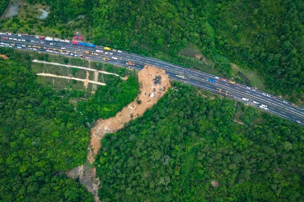 A government report into last year’s road collapse along the Meizhou-Dabu highway in Guangdong province has cited “insufficient understanding of the hazards of continuous precipitation”. Photo: Weibo/白菜