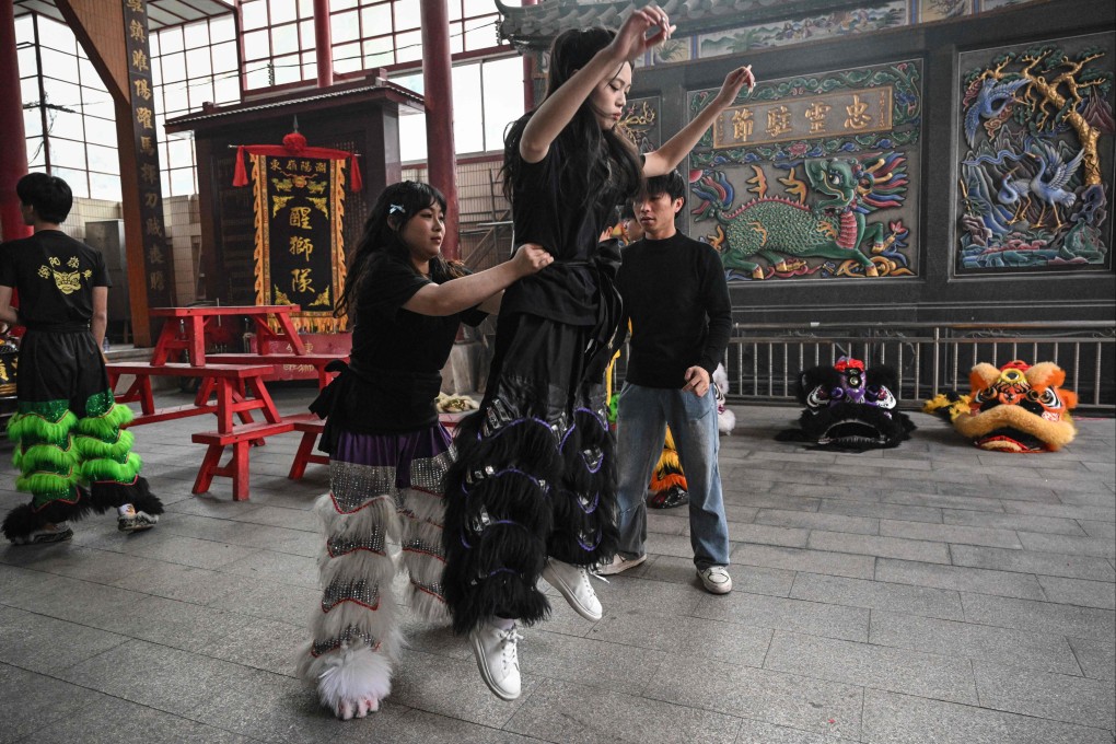 Female and male lion dancers of the Lingdong troupe take part in a practice session at an ancestral temple in Shantou, in southern China’s Guangdong province, on January 22, 2025. Photo: AFP